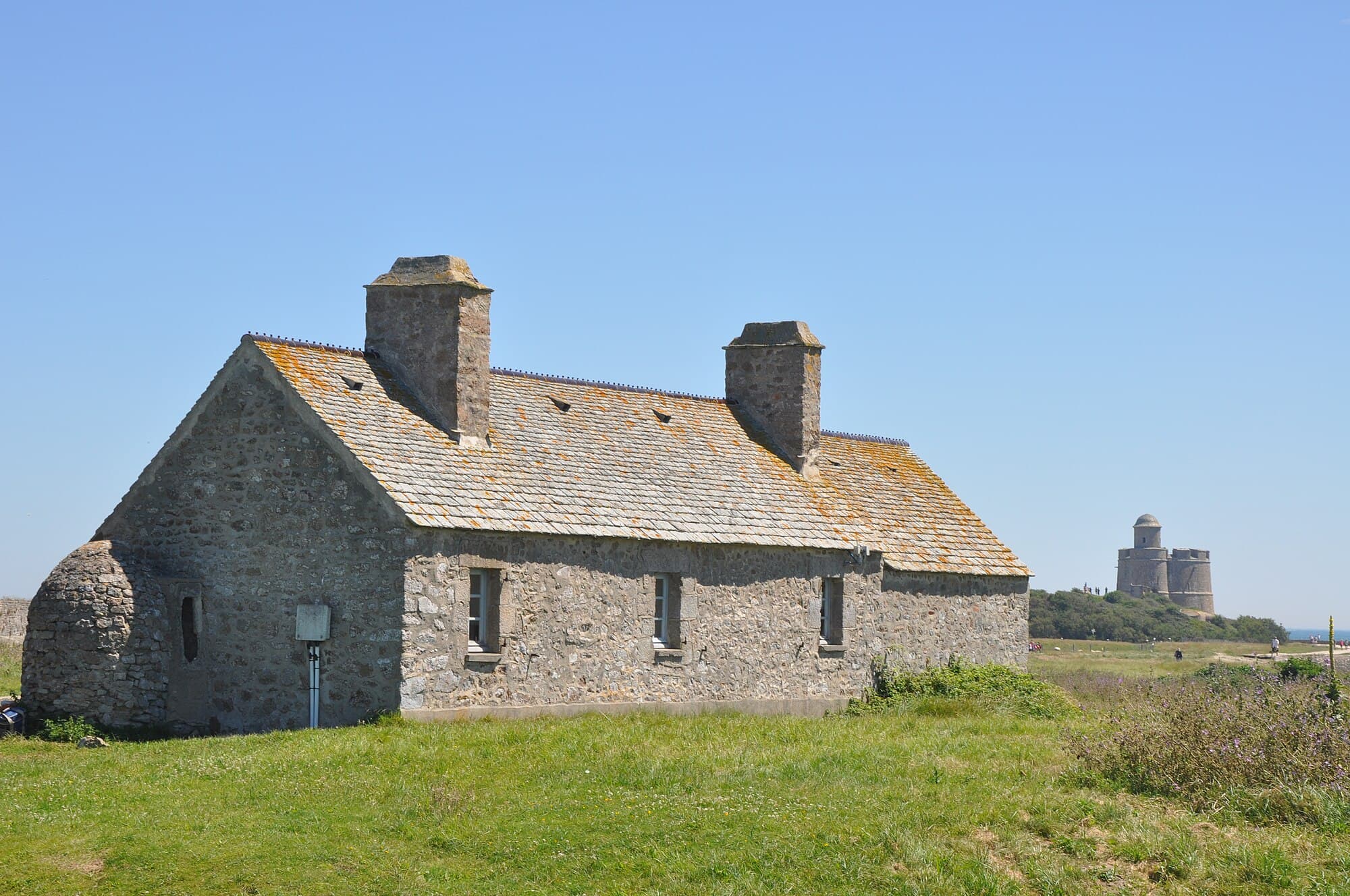 Maison ancienne à toiture ardoise en bord de mer