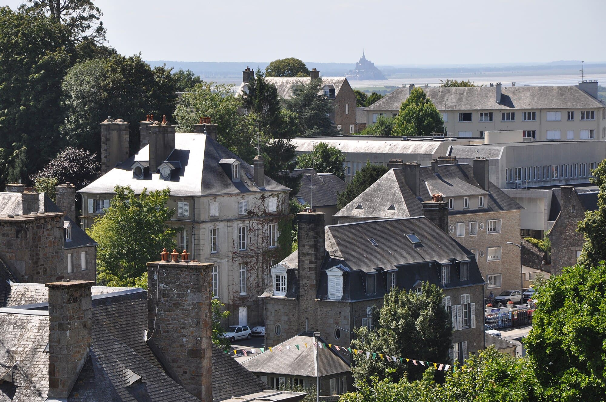 Toitures ardoise en enfilade vues depuis Avranches