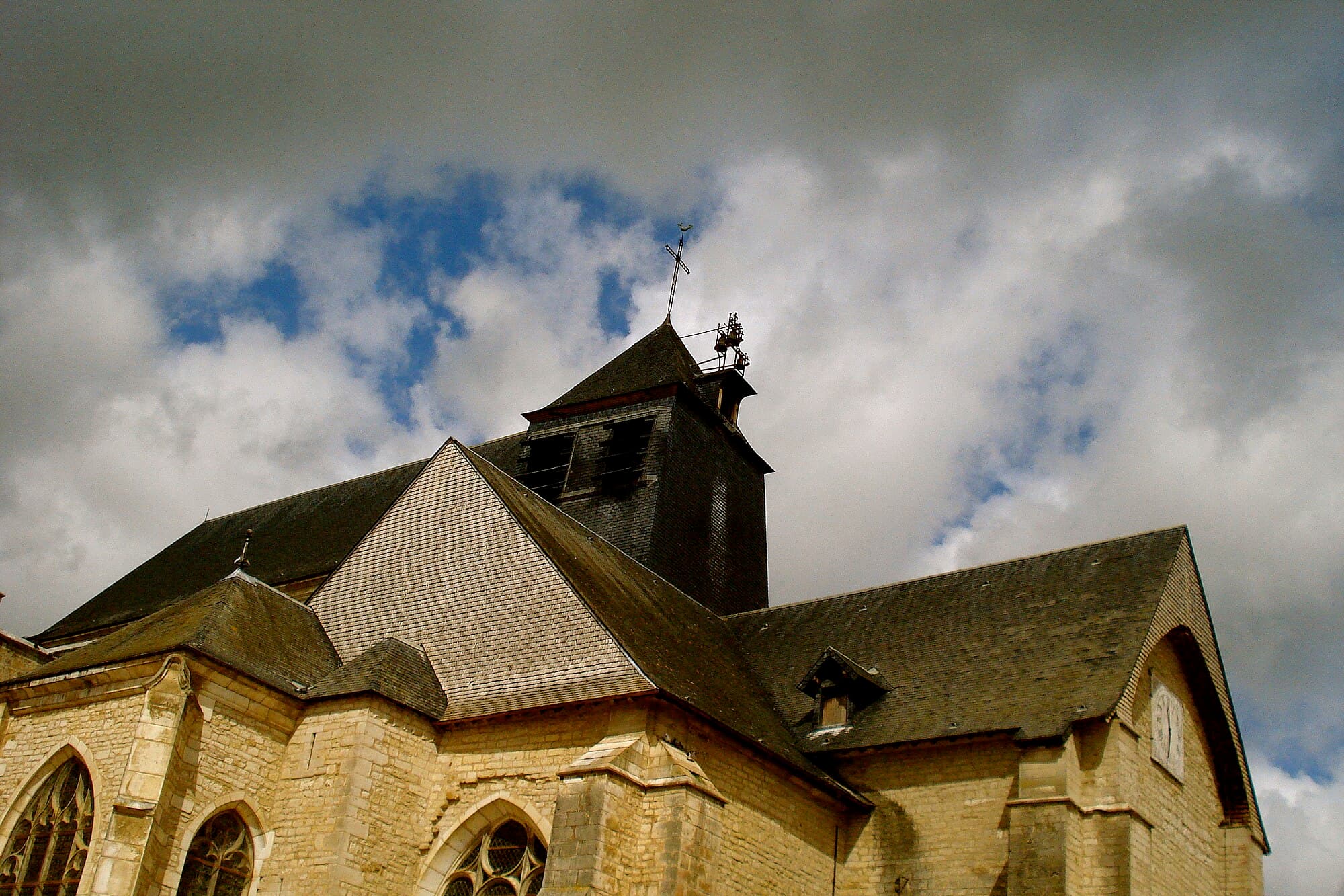 Toiture ardoise ancienne nettoyée, détail du patrimoine