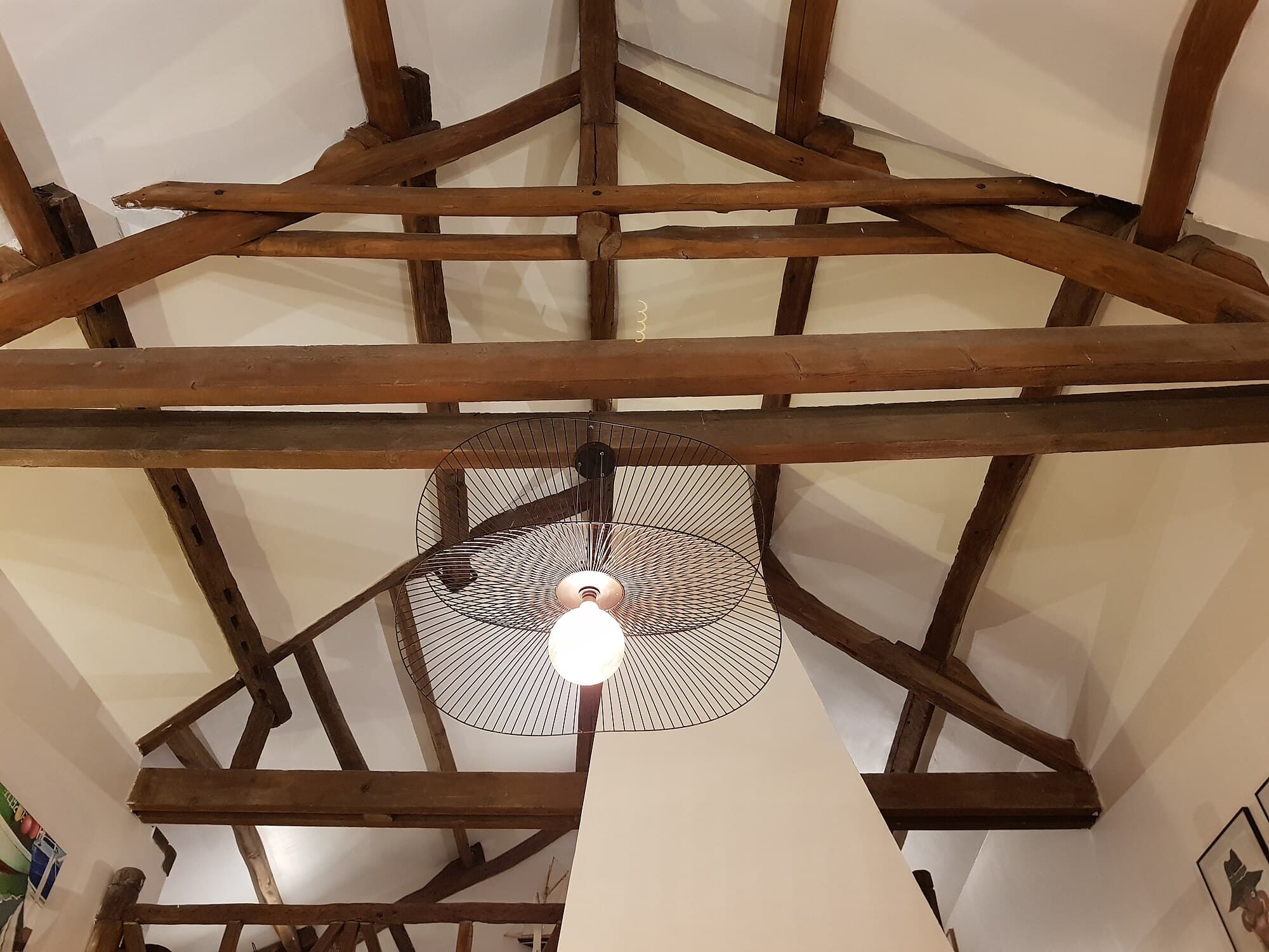 Charpente en bois traditionnelle, prête à recevoir l'ardoise