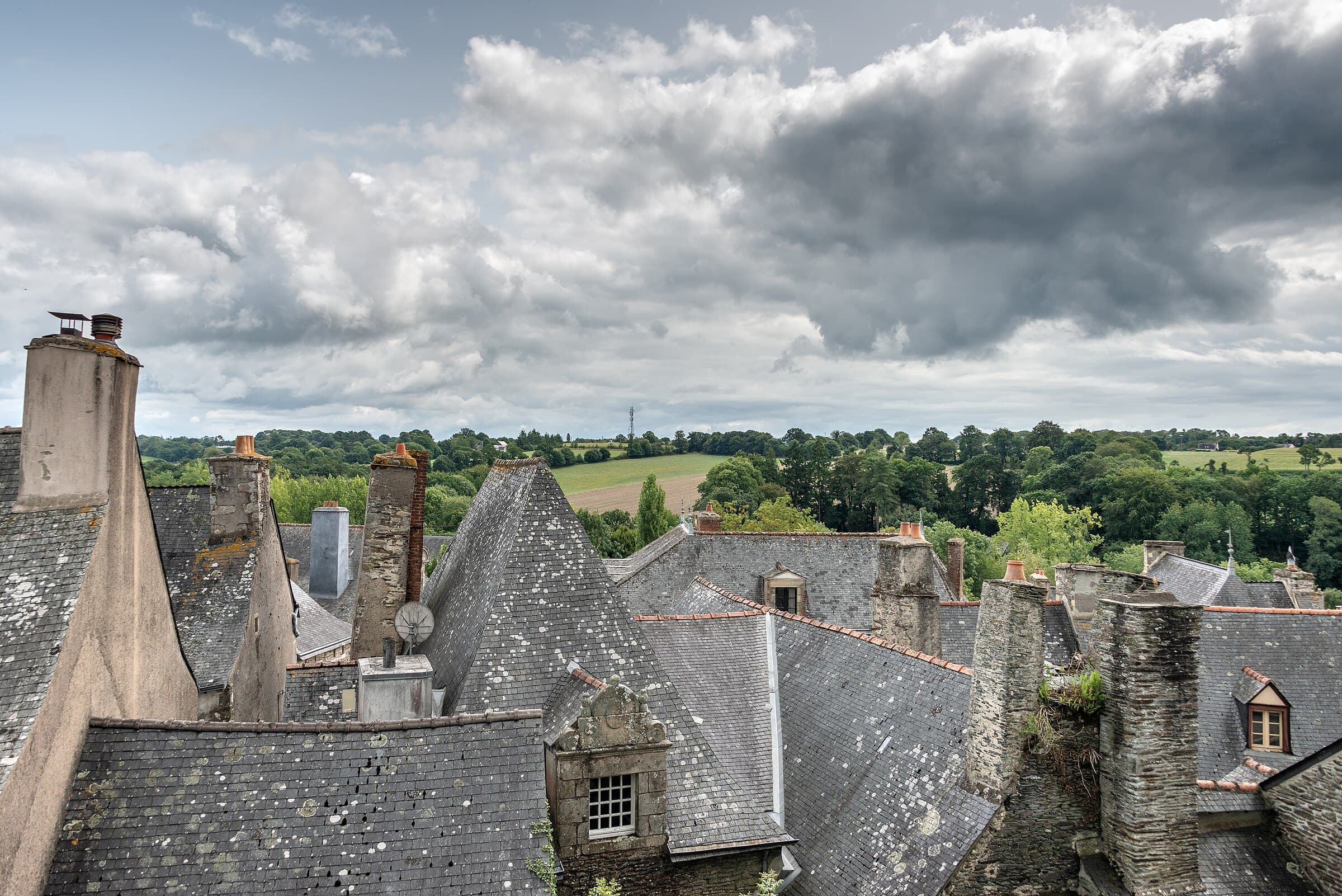 Panorama de toitures ardoise d'un bourg de l'ouest de la France