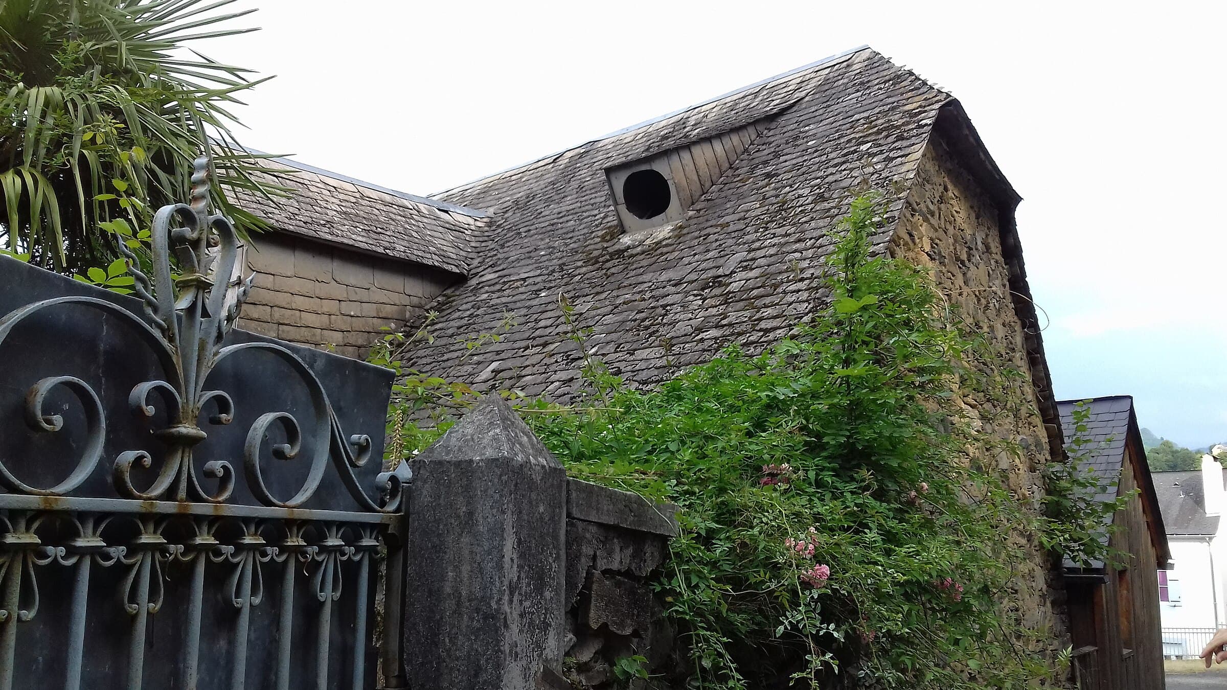 Maison à toiture ardoise rénovée avec pignon à croupette
